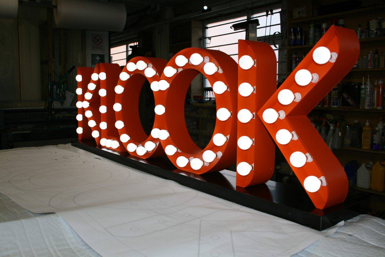klook - Light bulb signs